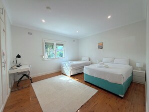Tabla de planchar con plancha, wifi, ropa de cama