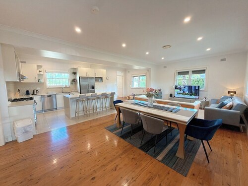 Burwood 4BR Family Home | Fast WiFi and Free Parking