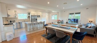 Burwood 4BR Family Home | Fast WiFi and Free Parking