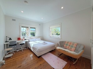 Iron/ironing board, WiFi, bed sheets - Burwood 4BR Family Home | Fast WiFi and Free Parking (Burwood)