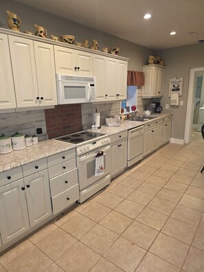 Mikrowelle, Ofen, Herdplatte, Geschirrspüler