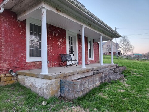 Fantastic 4-bedroom farmhouse with AC in charming Winchester