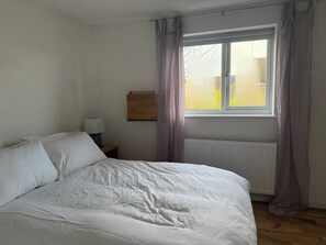 Desk, iron/ironing board, WiFi, bed sheets - Entire House with Garden and Office (Milton)