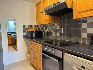 Fridge, microwave, oven, stovetop - Entire House with Garden and Office (Milton)