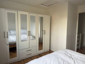 Desk, iron/ironing board, WiFi, bed sheets - Entire House with Garden and Office (Milton)