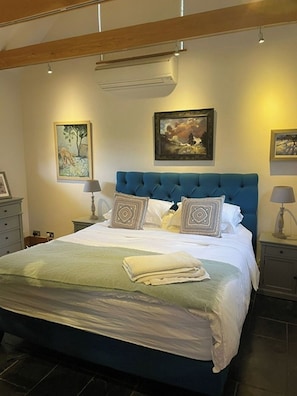 Iron/ironing board, WiFi, bed sheets, wheelchair access - Cozy Cottage Retreat in Surrey Hills (Guildford)