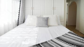 Een strijkplank/strijkijzer, beddengoed