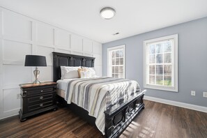 Desk, iron/ironing board, travel cot, free WiFi - 3 Story Waterfront Brick Home w Brand New Pool/Spa, foosball, ping pong and much more (Mooresville)