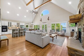 Smart-tv, pejs, bordfodbold, bordtennisbord