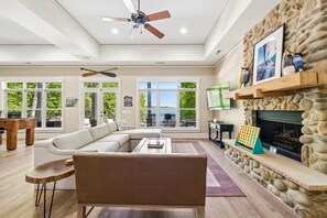 Smart-tv, pejs, bordfodbold, bordtennisbord