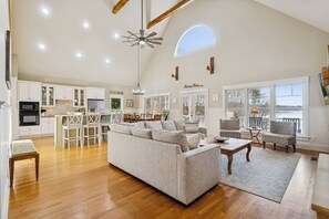 Smart TV, fireplace, foosball, table tennis - Memory Maker - Beautiful Waterfront Home - Pool/Spa/Kayaks/Fire Pit (Sherrills Ford)