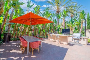 Outdoor dining - Elegant New 2BR Luxury Home in Irvine (Lake Forest)