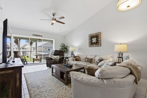 TV, stereo - 2/2 Condo in Wiggins Lake, Available Now! (Naples)