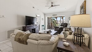 TV, stereo - 2/2 Condo in Wiggins Lake, Available Now! (Naples)