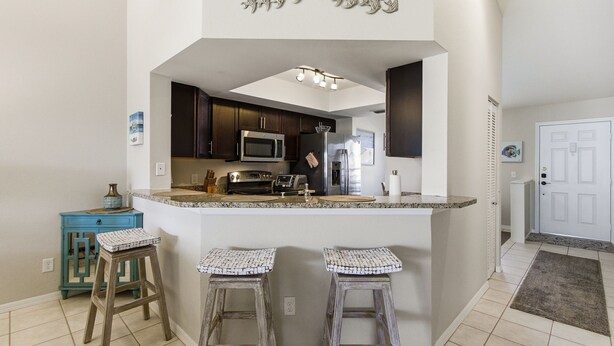Coffee/tea maker, fridge, microwave, oven - 2/2 Condo in Wiggins Lake, Available Now! (Naples)
