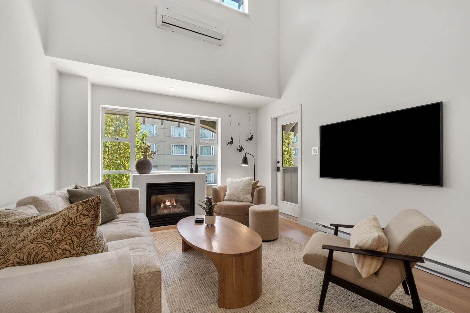 Televisión y chimenea 