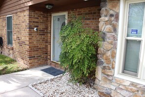 Exterior detail - Enjoyable 3-bedroom house with pool and AC in charming Jacksonville, Florida. (Jacksonville)