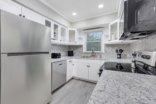 Classic Comfort Home-Near Base, Sleeps 10