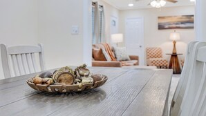 Une table à manger avec un panier de champignons.