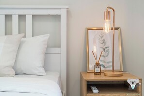 Tabla de planchar con plancha, wifi, ropa de cama