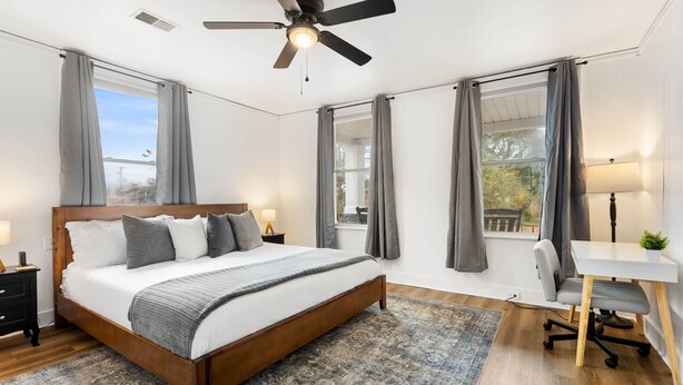 Un dormitorio con una cama, un escritorio y una silla.