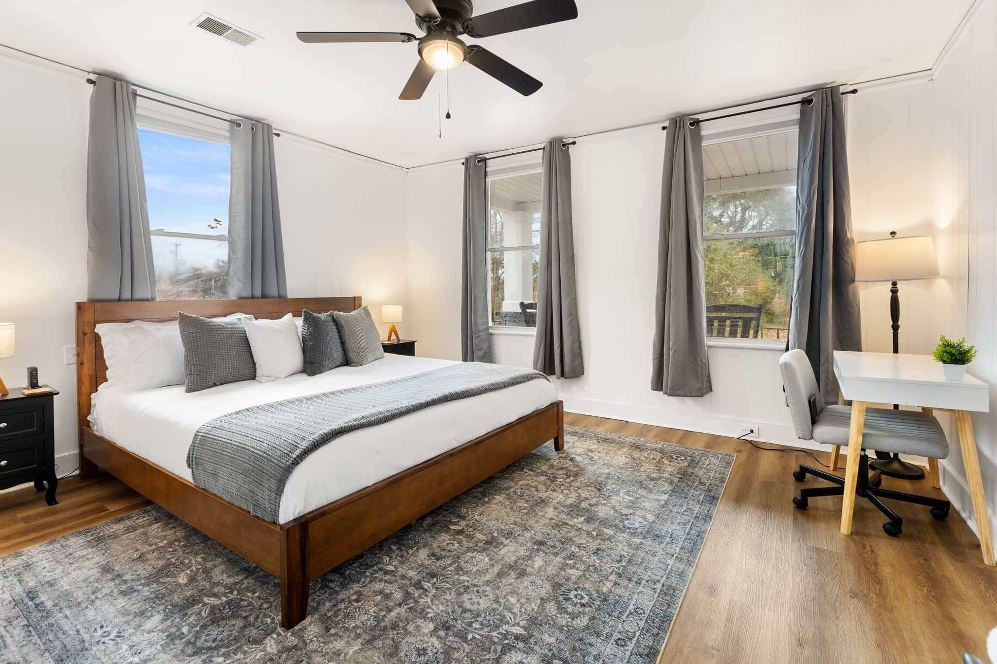 Tabla de planchar con plancha, wifi, ropa de cama