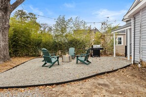 Property grounds - Urban 1BR Bungalow | Fire Pit + Near 5 Points (Columbia)