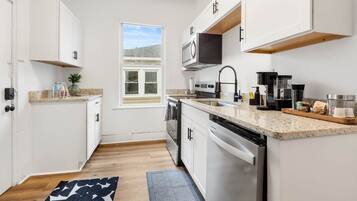 Frigorífico, microondas, horno y placa de cocina