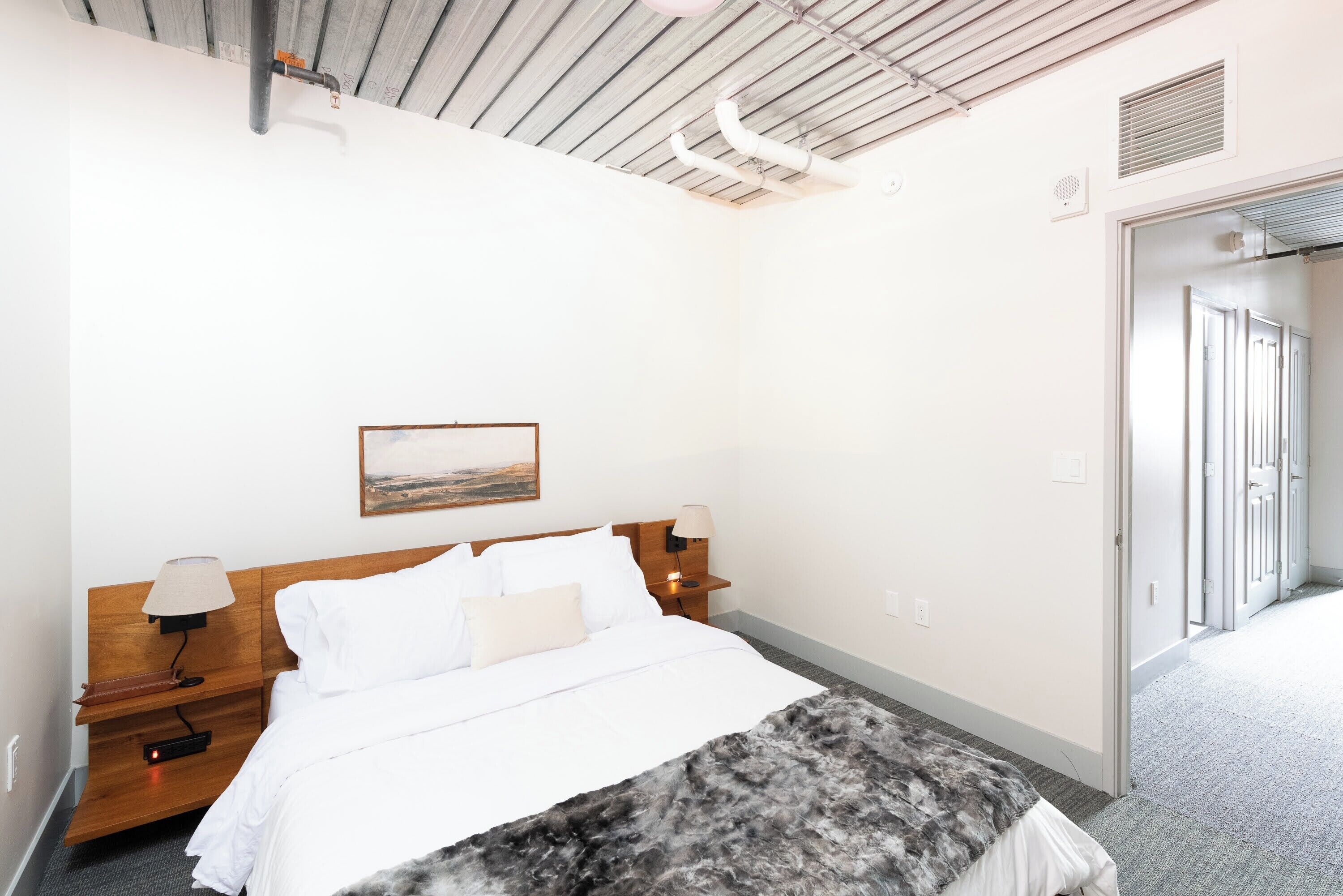 Huoneisto | Työpöytä, kannettavalle tietokoneelle sopiva työtila, pimennysverhot