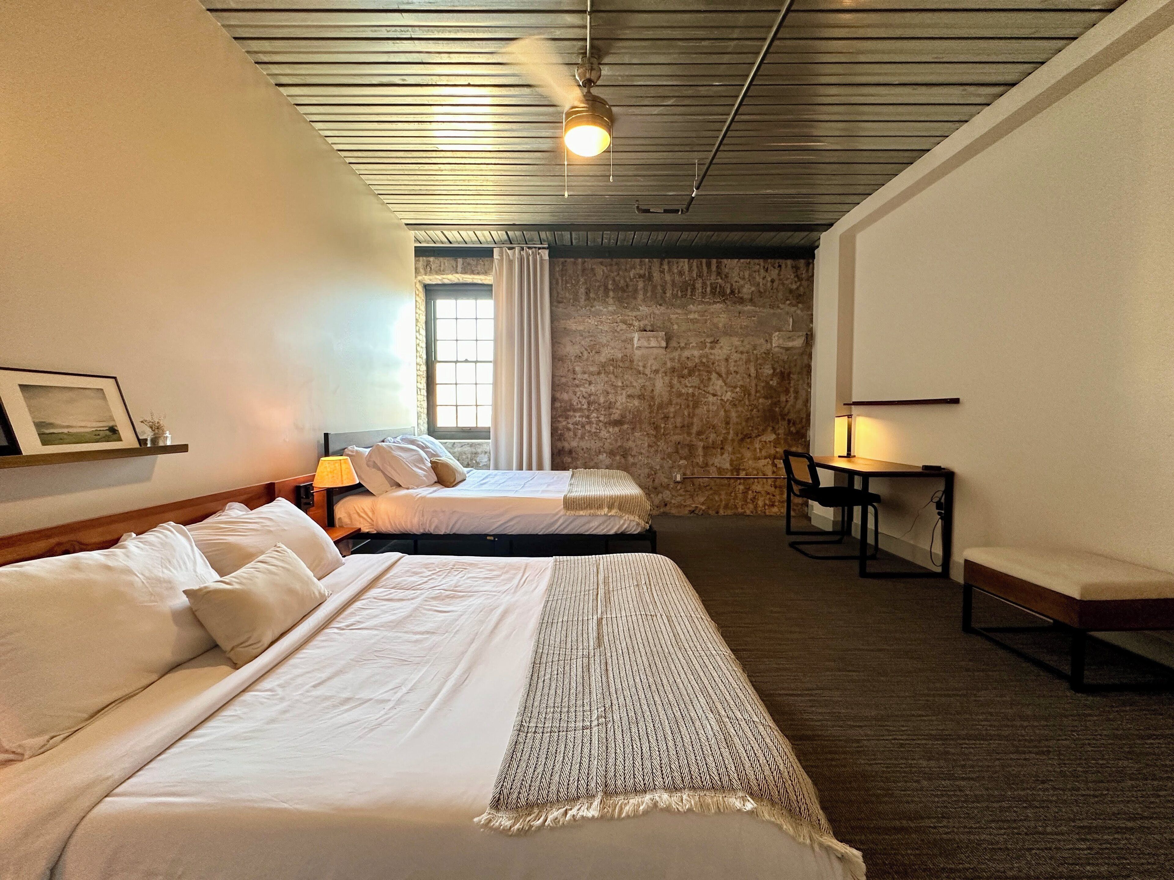 Huoneisto | Työpöytä, kannettavalle tietokoneelle sopiva työtila, pimennysverhot