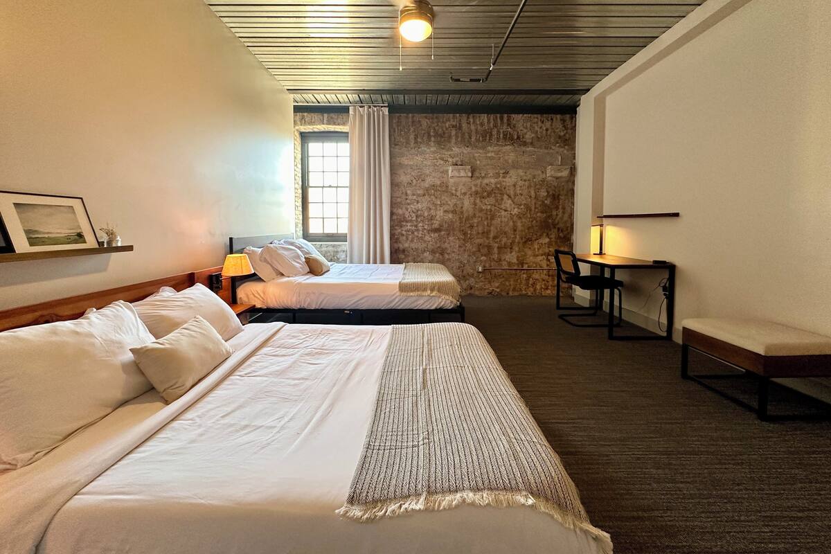 Huoneisto | Työpöytä, kannettavalle tietokoneelle sopiva työtila, pimennysverhot