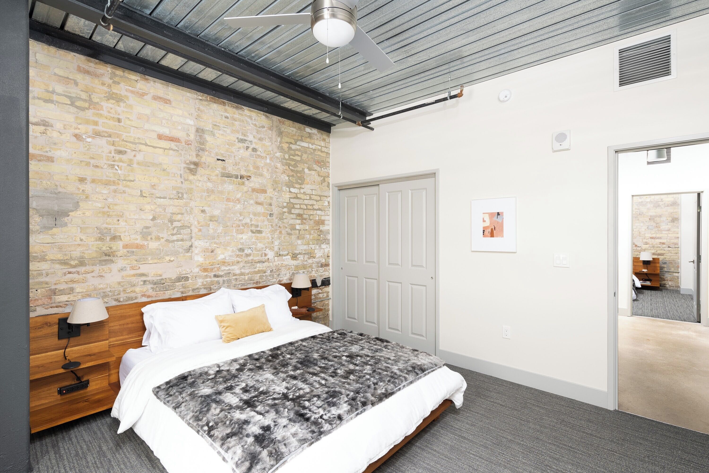 Huoneisto | Työpöytä, kannettavalle tietokoneelle sopiva työtila, pimennysverhot