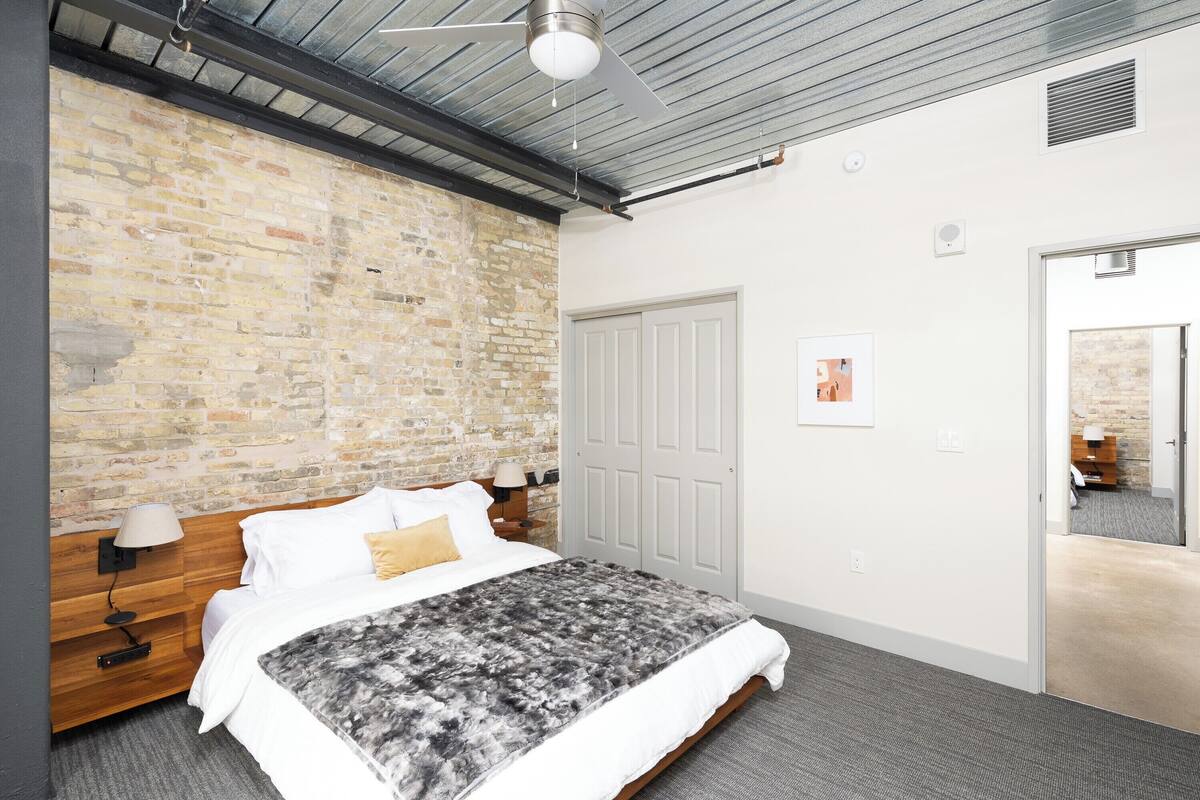 Huoneisto | Työpöytä, kannettavalle tietokoneelle sopiva työtila, pimennysverhot