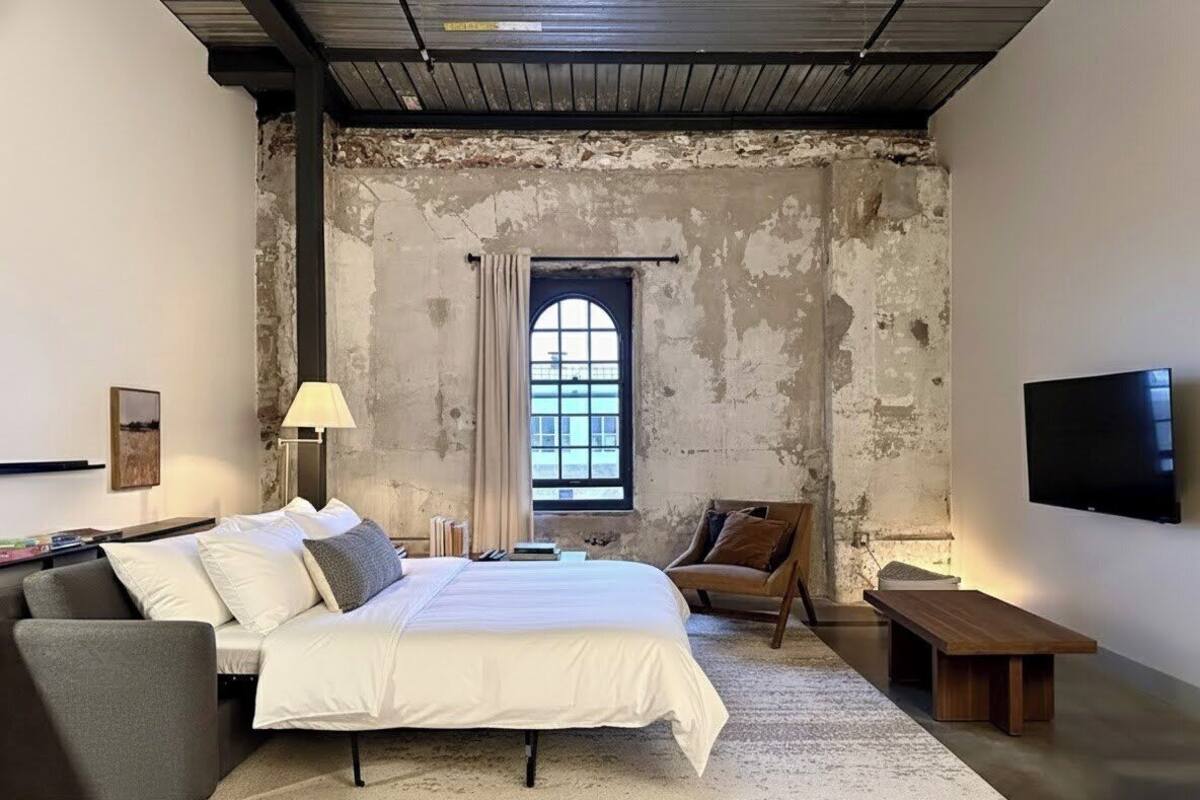 Huoneisto | Työpöytä, kannettavalle tietokoneelle sopiva työtila, pimennysverhot