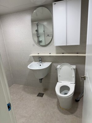 Haartrockner, Handtücher, Seife, Toilettenpapier