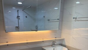 A modern bathroom with a toilet, sink, and shower. - Happy house (Yongin-si)