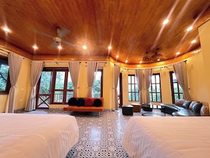 Trang trí khác biệt, trang bị nội thất với thiết kế riêng biệt, bàn 