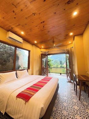 Quarto casal luxo, vista para a montanha | Escrivaninha, Wi-Fi de cortesia