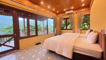 Panorama vierpersoonskamer | Een bureau, gratis wifi