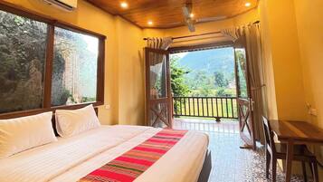 Quarto casal luxo, vista para a montanha | Escrivaninha, Wi-Fi de cortesia