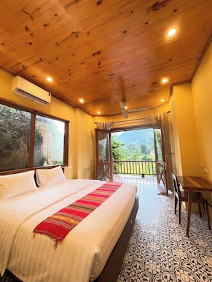 Quarto casal luxo, vista para a montanha | Escrivaninha, Wi-Fi de cortesia