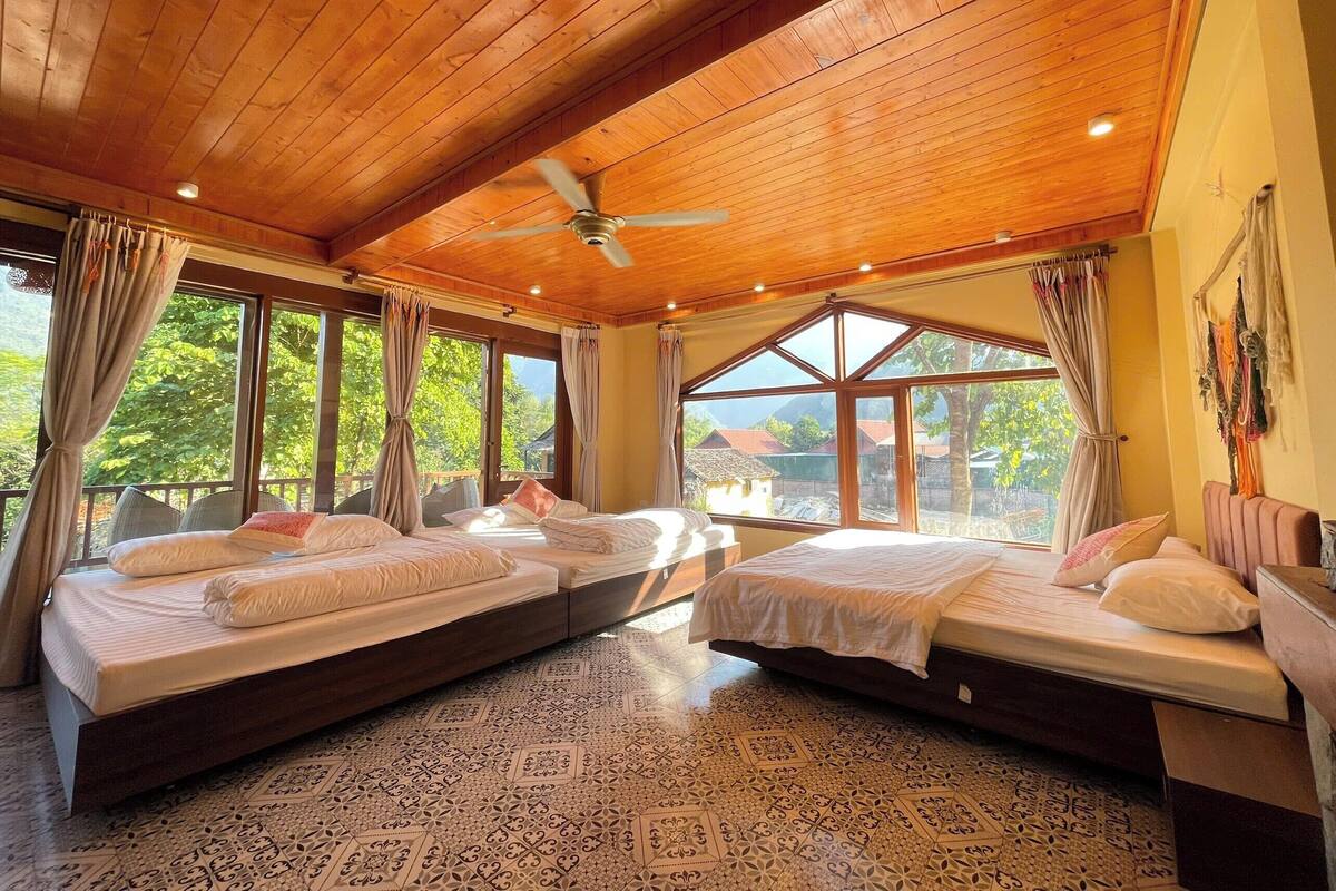 Deluxe Triple Room | Desk, free WiFi