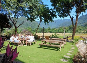 Khu ẩm thực ngoài trời