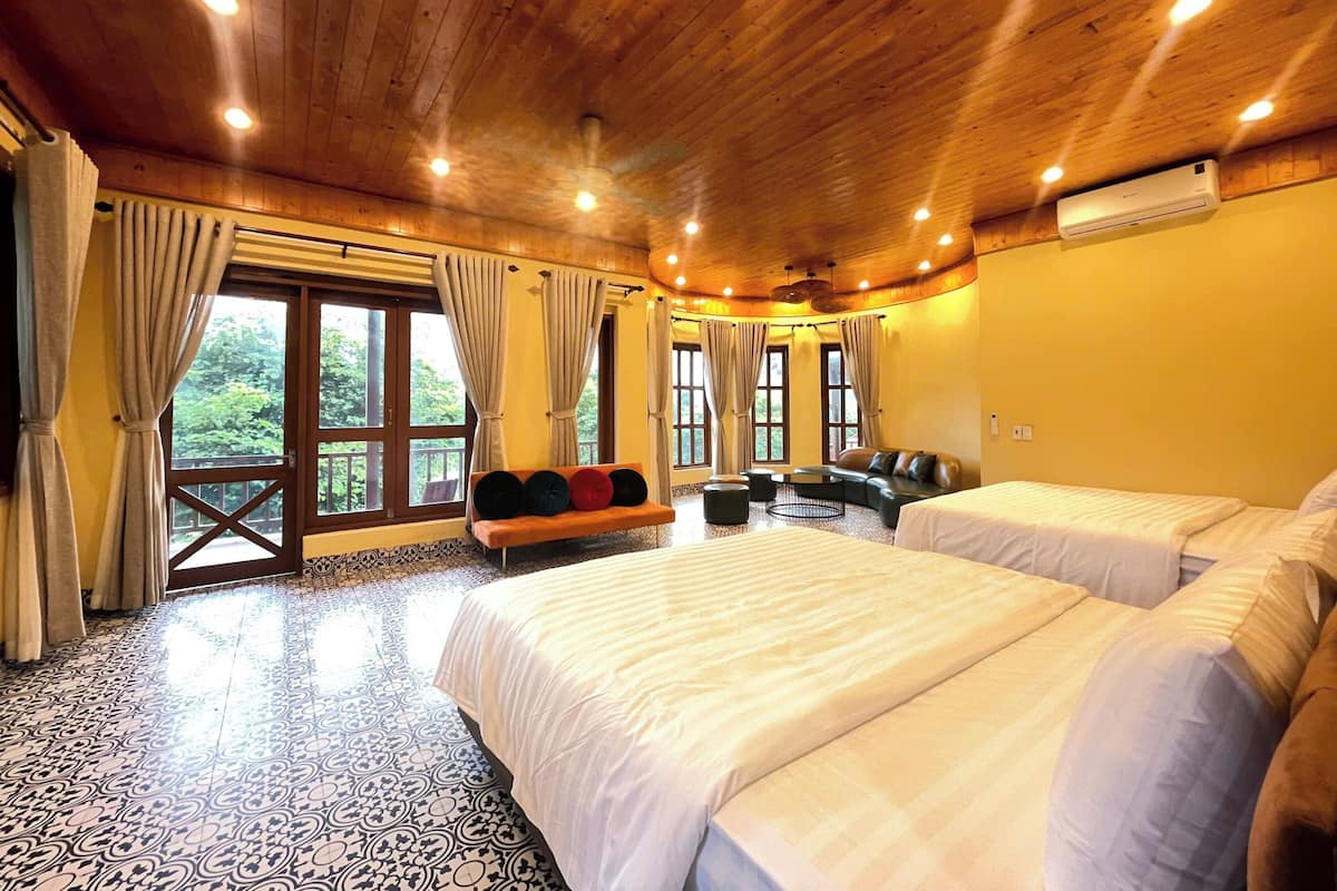 Family Room | Desk, free WiFi