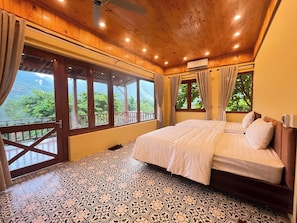 Quarto casal luxo, vista para a montanha | Escrivaninha, Wi-Fi de cortesia