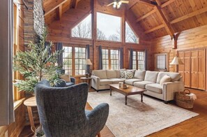 Smart TV, chimenea, tenis de mesa y libros 