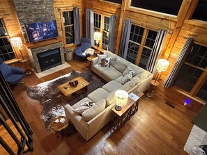 Una Smart TV, una chimenea, una mesa de tenis de mesa, libros