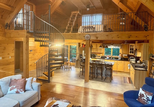 4-bedroom cabin in Amherst, VA with cozy mountain vibes, pool and hot tub!