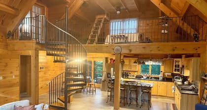 4-bedroom cabin in Amherst, VA with cozy mountain vibes, pool and hot tub!