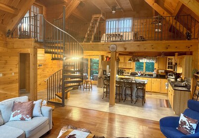 4-bedroom cabin in Amherst, VA with cozy mountain vibes, pool and hot tub!